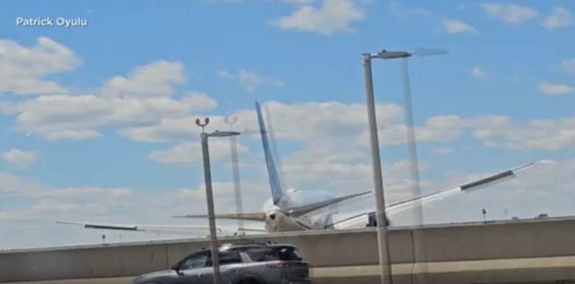 Le Boeing 767 s'écrase sur un camion et un lampadaire près de l'aéroport de Newark. Les passagers survivent. 1 بوينغ 767 تصطدم بشاحنة وعمود إنارة قرب مطار نيوارك.. والركاب ينجون