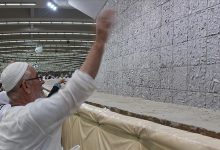 ‏الحجاج يواصلون المناسك ويرمون الجمرات في ثاني أيام التشريق