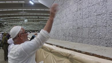 ‏الحجاج يواصلون المناسك ويرمون الجمرات في ثاني أيام التشريق