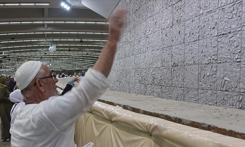 Les pèlerins poursuivent les rituels et lancent le Jamarat le deuxième jour du Tashriq. 1 الحجاج يواصلون المناسك ويرمون الجمرات في ثاني أيام التشريق