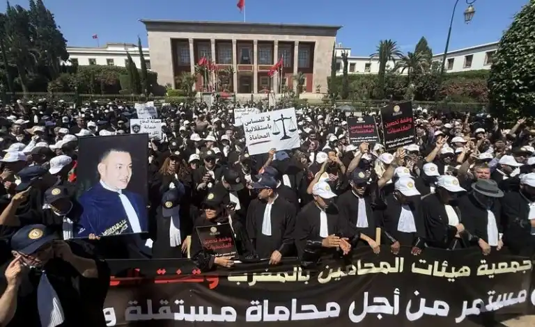 محامو المغرب يحتجون أمام البرلمان ضد مشروع قانون المحاماة