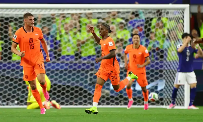 Les Pays-Bas et le Japon ont donné le coup d'envoi de la Coupe du monde avec un match nul passionnant... La seconde mi-temps s'est transformée en véritable festival de buts 1 هولندا واليابان تشعلان كأس العالم بتعادل مثير.. الشوط الثاني يتحول إلى مهرجان أهداف