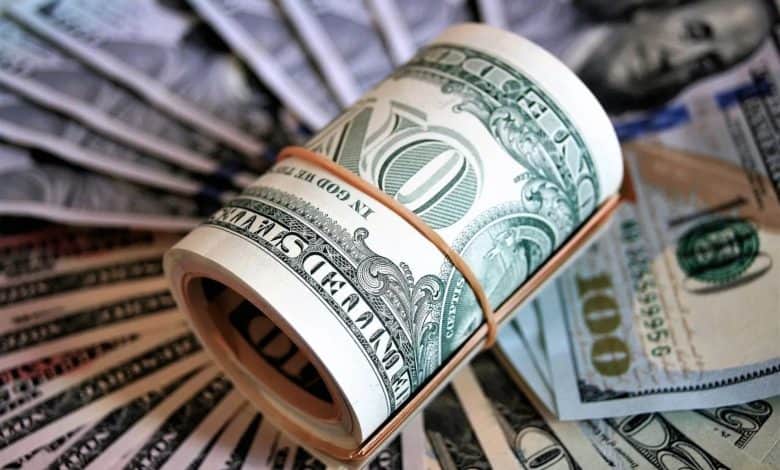 Le dollar reste fort… Son plus haut niveau depuis deux mois déstabilise les marchés des devises 1 الدولار يتمسك بقوته.. أعلى مستوى في شهرين يربك أسواق العملات