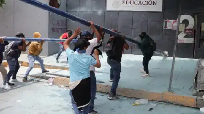 Des manifestations à Mexico bloquent l'accès au stade Azteca avant l'ouverture de la Coupe du monde de football 1 احتجاجات في مكسيكو تعرقل الطريق إلى ملعب أزتيكا قبل افتتاح المونديال