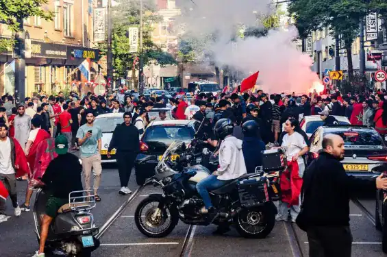 Rotterdam ferme ses rues avant le match opposant le Maroc au Canada… Les « Lions de l'Atlas » suscitent un vif intérêt auprès du public 1 روتردام تغلق شوارعها قبل موقعة المغرب وكندا.. ترقب جماهيري كبير لأسود الأطلس