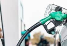 Une station-service au Maroc avec un panneau indiquant les prix du gazole et de l'essence