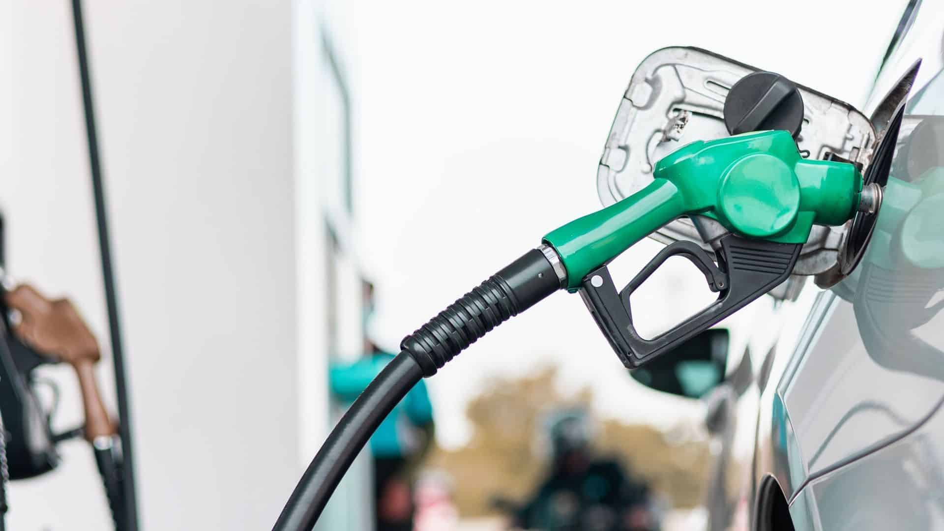 Une station-service au Maroc avec un panneau indiquant les prix du gazole et de l'essence