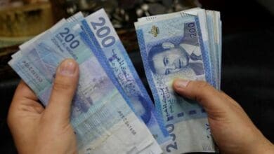 موظفون في إحدى الإدارات العمومية بالمغرب أثناء أداء مهامهم
