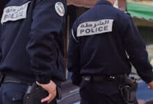 Des policiers de la ville d'Agadir lors d'une intervention visant à interpeller un conducteur qui a refusé d'obtempérer et a