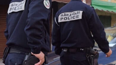 Des policiers de la ville d'Agadir lors d'une intervention visant à interpeller un conducteur qui a refusé d'obtempérer et a
