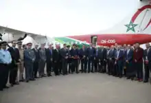 طائرة تابعة للخطوط الملكية المغربية على مدرج المطار قبل انطلاق رحلة داخلية