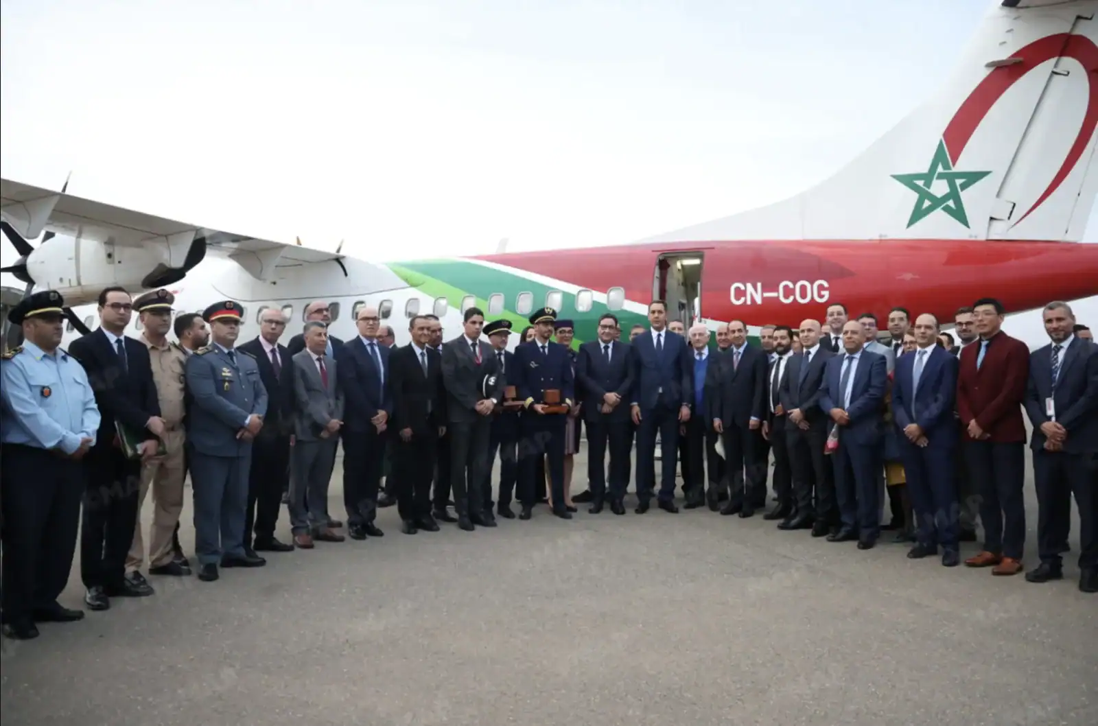 طائرة تابعة للخطوط الملكية المغربية على مدرج المطار قبل انطلاق رحلة داخلية